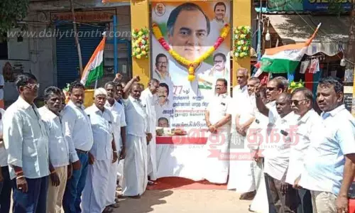ராஜீவ்காந்தி படத்துக்கு காங்கிரசார் மாலை அணிவித்து மரியாதை ராஜீவ்காந்தி படத்துக்கு காங்கிரசார் மாலை அணிவித்து மரியாதை