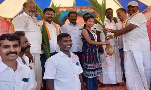 பொதுமக்களுக்கு மரக்கன்று; எம்.எல்.ஏ. வழங்கினார் பொதுமக்களுக்கு மரக்கன்று; எம்.எல்.ஏ. வழங்கினார்