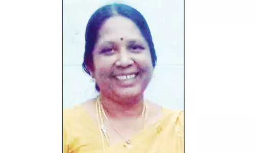 ஆசிரியை கத்தியால் குத்திக்கொலை: போலீசார் தீவிர விசாரணை