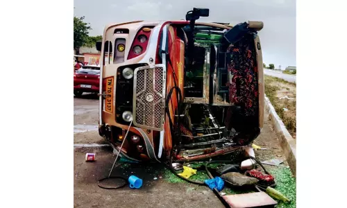 டயர் வெடித்து சுற்றுலா வேன் கவிழ்ந்தது