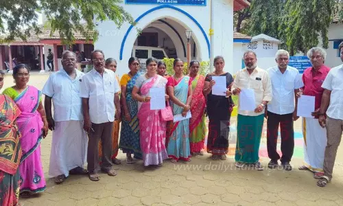 ஓடை ஆக்கிரமிப்பை அகற்ற வேண்டும் ஓடை ஆக்கிரமிப்பை அகற்ற வேண்டும்