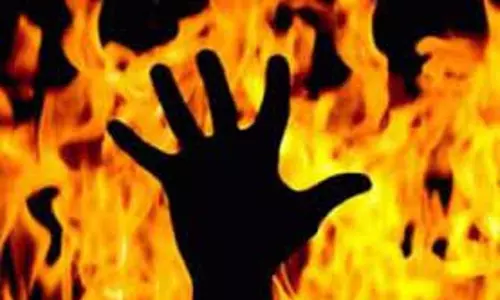 வேலகவுண்டம்பட்டி அருகேகுடிசைக்கு தீ வைத்து தானும் தற்கொலைக்கு முயன்ற தொழிலாளி வேலகவுண்டம்பட்டி அருகேகுடிசைக்கு தீ வைத்து தானும் தற்கொலைக்கு முயன்ற தொழிலாளி