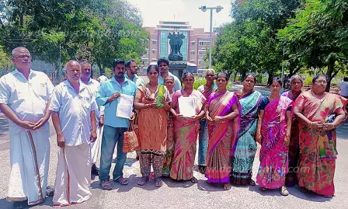 பள்ளிபாளையம் அருகேகுடியிருப்பு பகுதியில் இயங்கும் சாயப்பட்டறையை மூட வேண்டும்கலெக்டரிடம் பொதுமக்கள் மனு