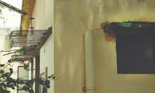 இடிந்து விழும் அபாயத்தில் நூலகக்கட்டிடம்