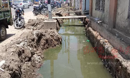 மழைநீர் வடிகால் அமைக்கும் பணிகளை விரைந்து முடிக்க வேண்டும் மழைநீர் வடிகால் அமைக்கும் பணிகளை விரைந்து முடிக்க வேண்டும்
