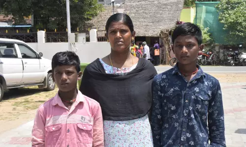 நடவடிக்கை எடுக்கக்கோரி மகன்களுடன் மனைவி கலெக்டரிடம் புகார் மனு நடவடிக்கை எடுக்கக்கோரி மகன்களுடன் மனைவி கலெக்டரிடம் புகார் மனு