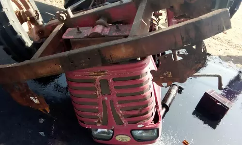 கார் மோதிய விபத்தில் டிராக்டர் கவிழ்ந்து டிரைவர் பலி