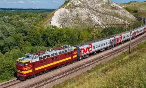 ஓடும் ரெயிலில் ஏற முயன்ற தொழிலாளியின் 2 கால்களும் நசுங்கியது