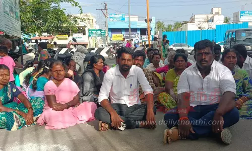 ஆக்கிரமிப்பு நிலத்தை மீட்க கோரி பொதுமக்கள் திடீர் தர்ணா போராட்டம்