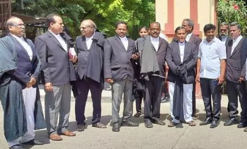 3 குற்றவியல் சட்டங்களின் பெயர்களை இந்தியில் மாற்றுவதற்கு எதிர்ப்பு:விழுப்புரம், விக்கிரவாண்டியில் வக்கீல்கள் ஆர்ப்பாட்டம்