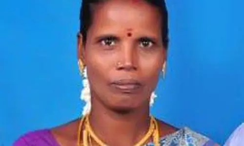 மோட்டார் சைக்கிள் மீது லாரி மோதி பெண் சாவுகணவர் படுகாயம் மோட்டார் சைக்கிள் மீது லாரி மோதி பெண் சாவுகணவர் படுகாயம்