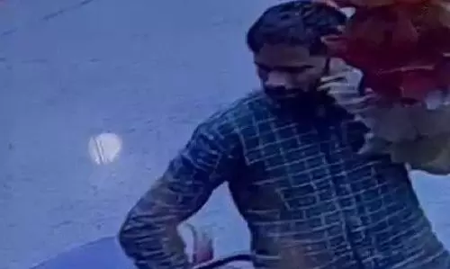 விழுப்புரத்தில் பட்டப்பகலில் துணிகரம்:விவசாயியின் ஸ்கூட்டரில் இருந்த ரூ.6½ லட்சம் நகை- பணம் அபேஸ்மர்ம நபருக்கு போலீஸ் வலைவீச்சு