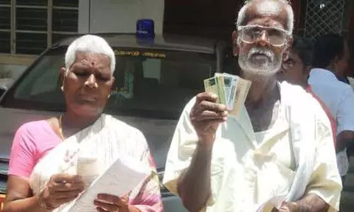 நிலத்தின் கூட்டுப்பட்டாவை தனிப்பட்டாவாக மாற்றக்கோரிஅடையாள அட்டைகளை ஒப்படைக்க வந்த தம்பதிகலெக்டர் அலுவலகத்தில் பரபரப்பு