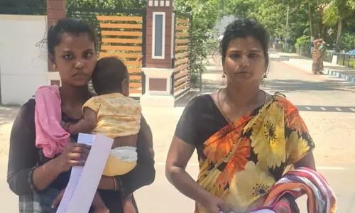 பொய் வழக்கு பதிந்து கணவரை கைது செய்துவிட்டனர்கண்டமங்கலம் போலீஸ் மீது கைக்குழந்தையுடன் பெண் புகார்