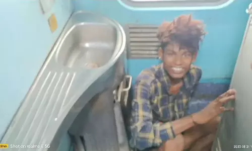 ரெயில் பெட்டியின் கழிவறைக்குள் பூட்டியபடி பயணம் செய்த வாலிபர்