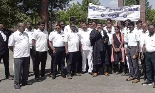 வக்கீல் சங்கத்தினர் ஆர்ப்பாட்டம்