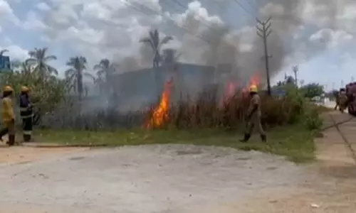 பட்டாசு கடை அருகே தீ விபத்து