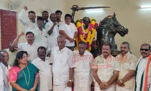 ஒண்டிவீரன் சிலைக்கு காங்கிரசார் மரியாதை