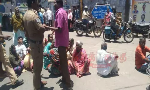 டாஸ்மாக் ஊழியர் கொலையில் மேலும் 3 பேர் கைது; முக்கிய குற்றவாளியை கைது செய்யக்கோரி உறவினர்கள் சாலைமறியல்