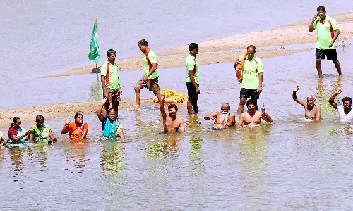 விவசாயிகள் மீண்டும் காவிரி ஆற்றில் இறங்கி போராட்டம்