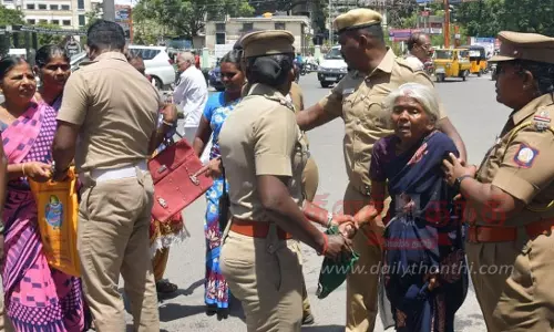 சேலம் கலெக்டர் அலுவலகத்தில்மூதாட்டி உள்பட 2 பேர் தீக்குளிக்க முயற்சி