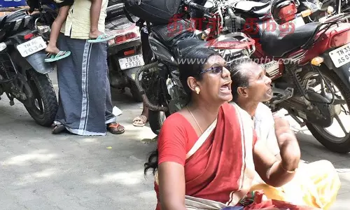 கோவிலில் திருடியவர் மீது நடவடிக்கை எடுக்கக்கோரி ஈரோடு கலெக்டர் அலுவலகத்தில் திருநங்கை தர்ணா- மக்கள் குறைதீர்க்கும் கூட்டத்தில் பரபரப்பு