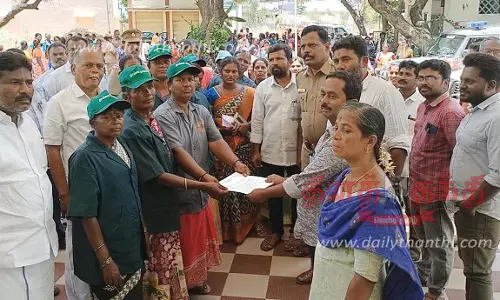 5-ந் தேதிக்குள் சம்பளம் வழங்கக்கோரி சத்தியமங்கலம் தாலுகா அலுவலகத்தை தூய்மை பணியாளர்கள் முற்றுகை