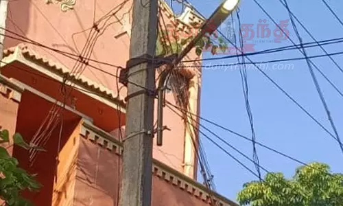 ஈரோட்டில் பகலிலும் ஒளிரும் மின் விளக்குகள்