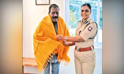 ஆதரவற்ற 4 ஆயிரம் பேரை சொந்த செலவில் நல்லடக்கம் செய்த ஓய்வுபெற்ற போலீஸ்காரருக்கு காஞ்சீபுரம் டி.ஐ.ஜி. பாராட்டு