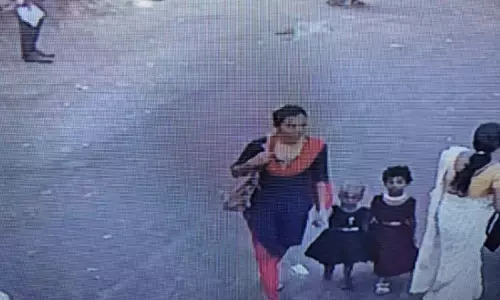 காஞ்சீபுரத்தில் 2 பெண் குழந்தைகளை நடுரோட்டில் தவிக்க விட்டு சென்ற இளம்பெண்