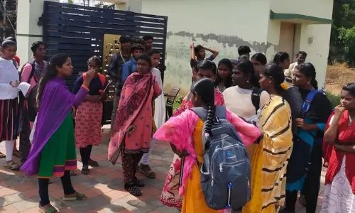 அரசு கல்லூரியை முற்றுகையிட்டு மாணவர்கள் போராட்டம்