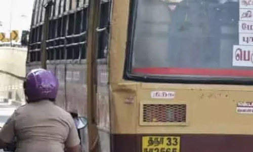 ஓடும் பஸ்சில் இருந்து கீழே குதித்த மாணவன் படுகாயம்