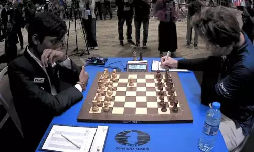 செஸ் உலகக்கோப்பை இறுதிப்போட்டி தொடங்கியது.. வரலாறு படைப்பாரா பிரக்ஞானந்தா? மாக்னஸ் கார்ல்செனுடன் மோதல் செஸ் உலகக்கோப்பை இறுதிப்போட்டி தொடங்கியது.. வரலாறு படைப்பாரா பிரக்ஞானந்தா? மாக்னஸ் கார்ல்செனுடன் மோதல்