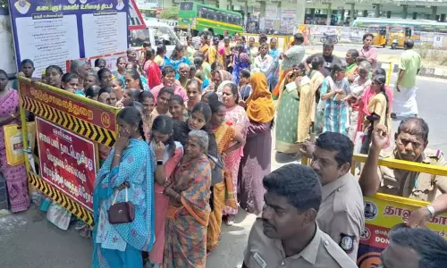 வீட்டுமனை பட்டா கேட்டு மனு கொடுப்பதற்காக பொள்ளாச்சி சப்-கலெக்டர் அலுவலகத்தில் காத்திருந்த பொதுமக்கள்-வெயிலில் நீண்ட நேரம் நின்றதால் கடும் அவதி வீட்டுமனை பட்டா கேட்டு மனு கொடுப்பதற்காக பொள்ளாச்சி சப்-கலெக்டர் அலுவலகத்தில் காத்திருந்த பொதுமக்கள்-வெயிலில் நீண்ட நேரம் நின்றதால் கடும் அவதி