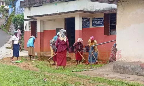 நூலகத்தில் தூய்மை பணி