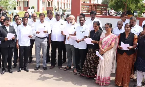 வக்கீல்கள் சங்க கூட்டமைப்பினர் ஆர்ப்பாட்டம்