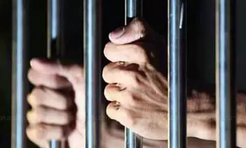 அரசு பஸ்சில் கல்லூரி மாணவிக்கு பாலியல் தொல்லை: மதரசா பள்ளி ஆசிரியருக்கு 6 மாதம் சிறை அரசு பஸ்சில் கல்லூரி மாணவிக்கு பாலியல் தொல்லை: மதரசா பள்ளி ஆசிரியருக்கு 6 மாதம் சிறை