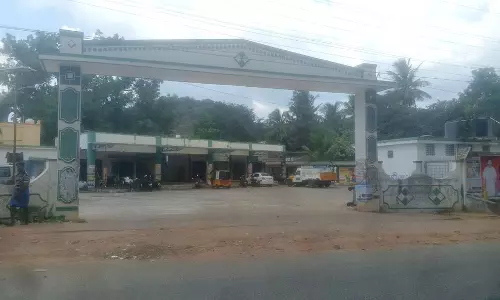 கடமலைக்குண்டு கிராமத்தில்5 ஆண்டுகளாக பயன்பாடு இன்றி கிடக்கும் பஸ் நிலையம்