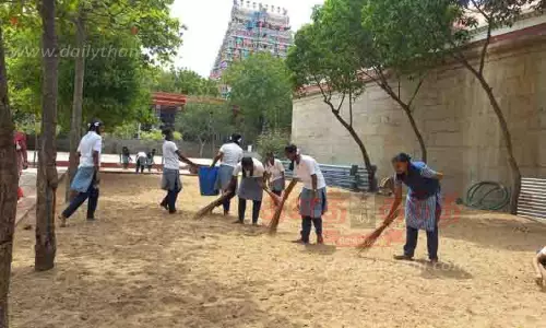 கோவில் வளாகத்தை சுத்தம் செய்த மாணவிகள்