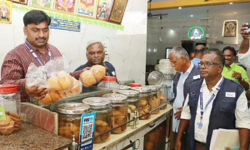 கேக் உள்ளே பல்செட் கிடந்த விவகாரம்:விழுப்புரம் பேக்கரி கடைகளில் உணவு பாதுகாப்பு அதிகாரிகள் சோதனைசுகாதாரமற்ற கேக், பிரட் வகைகள் பறிமுதல்