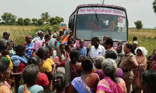 விக்கிரவாண்டி அருகேஊராட்சி மன்ற தலைவரை தாக்கி சட்டை கிழிப்புகிராம மக்கள் சாலை மறியலில் ஈடுபட்டதால் பரபரப்பு