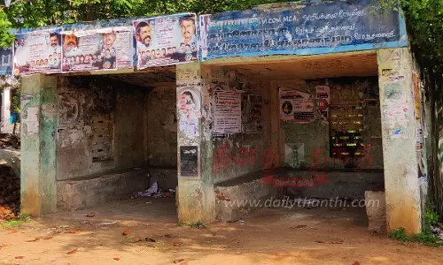 இடிந்து விழும் நிலையில் பயணிகள் நிழலகம்