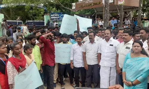 ரிஷிவந்தியம் அரசு கல்லூரி மாணவர்கள் வகுப்புகளை புறக்கணித்து ஆர்ப்பாட்டம் ரிஷிவந்தியம் அரசு கல்லூரி மாணவர்கள் வகுப்புகளை புறக்கணித்து ஆர்ப்பாட்டம்