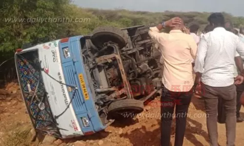 வேன் கவிழ்ந்து விபத்து; 20 பேர் காயம்