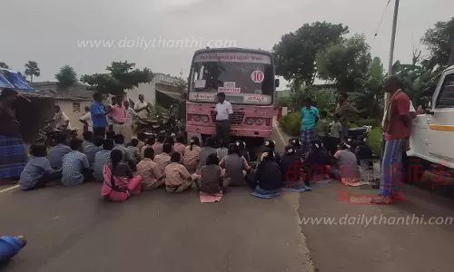 பஸ் வசதி கேட்டு மாணவர்கள் சாலைமறியல்