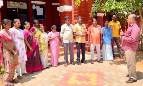 வருவாய்த்துறை அலுவலர் சங்கத்தினர் ஆர்ப்பாட்டம் வருவாய்த்துறை அலுவலர் சங்கத்தினர் ஆர்ப்பாட்டம்