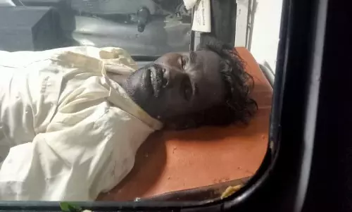 தகர மேற்கூரை விழுந்து காய்கறி வியாபாரி பலி தகர மேற்கூரை விழுந்து காய்கறி வியாபாரி பலி