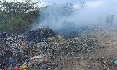 ஆலங்குடி குப்பை கிடங்கில் தீ ஆலங்குடி குப்பை கிடங்கில் தீ