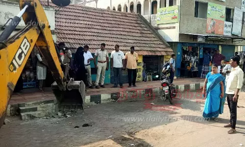 முதுகுளத்தூர் பேரூராட்சியில் ஆக்கிரமிப்பு அகற்றம்