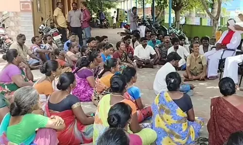 தூய்மை பணியாளர்கள் காத்திருப்பு போராட்டம் தூய்மை பணியாளர்கள் காத்திருப்பு போராட்டம்